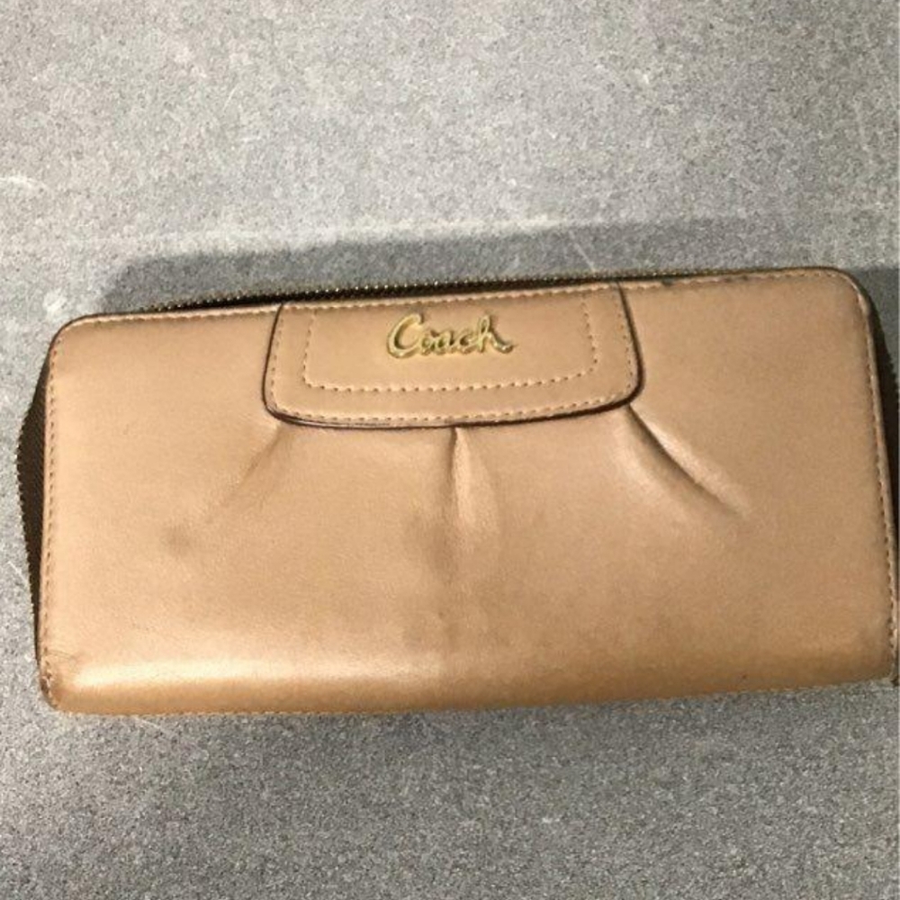 Coach wallet tan leather ❤️